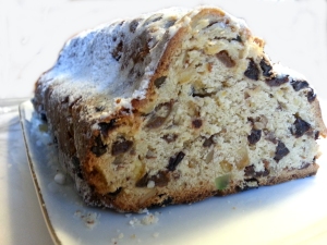 Christstollen angeschnitten